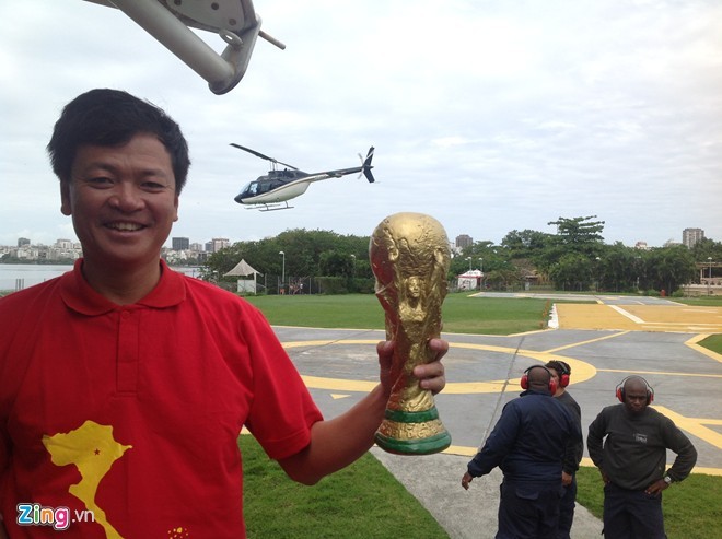 Fan Việt thuê trực thăng bay vòng quanh SVĐ xem trận Brazil - Hà Lan trên cao - ảnh 2