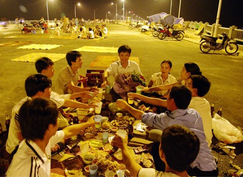 Cấm rượu bia sau 22 giờ: Để vợ không phải xách dao... chém chồng - ảnh 2