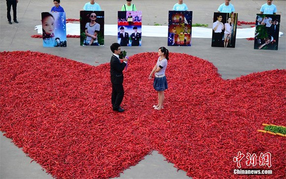 Chàng trai mang... 99.999 quả ớt đi cầu hôn bạn gái - ảnh 2
