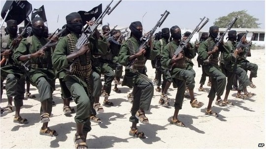 Các tay súng Al-Shabab của Somali. Ảnh: AP Các tay súng Al-Shabab của Somali. Ảnh: AP
