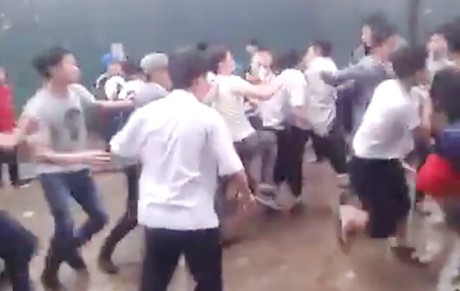 Hình ảnh trận hỗn chiến của hàng chục học sinh trường THCS Phúc Diễn (quận Bắc Từ Liêm, Hà Nội).