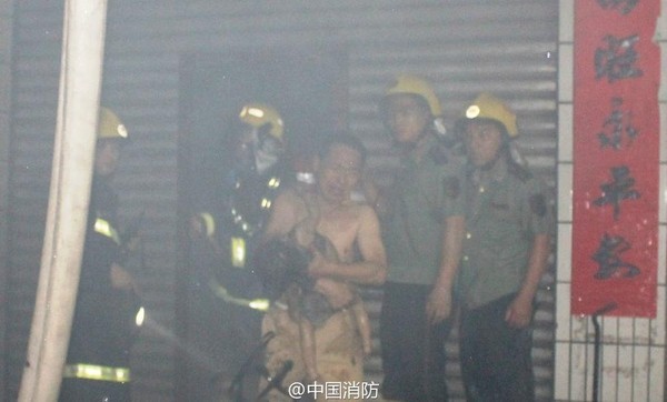 Người lính cứu hỏa hy sinh thân mình để cứu em bé 2 tuổi - ảnh 2
