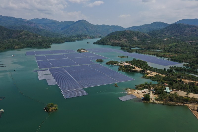Ngắm dự án điện mặt trời nổi đầu tiên ở Việt Nam - ảnh 2