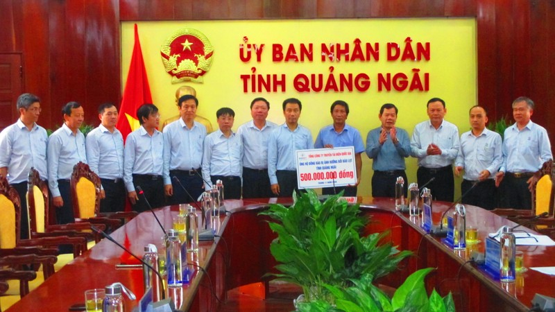 Chủ tịch EVNNPT tặng quà cho người dân Quảng Nam, Quảng Ngãi   - ảnh 3