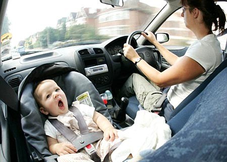 Không nên bế trẻ em lái xe