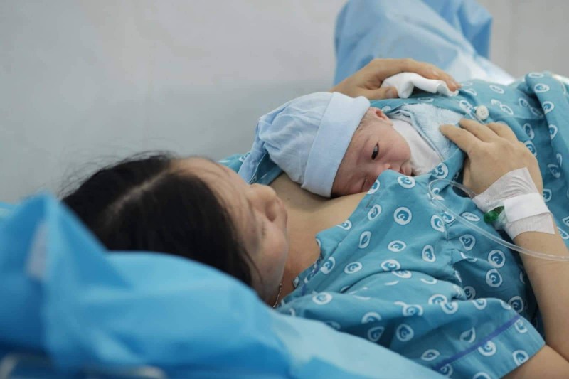 Bác sĩ tất bật giúp 'heo vàng' chào đời đêm giao thừa - ảnh 7
