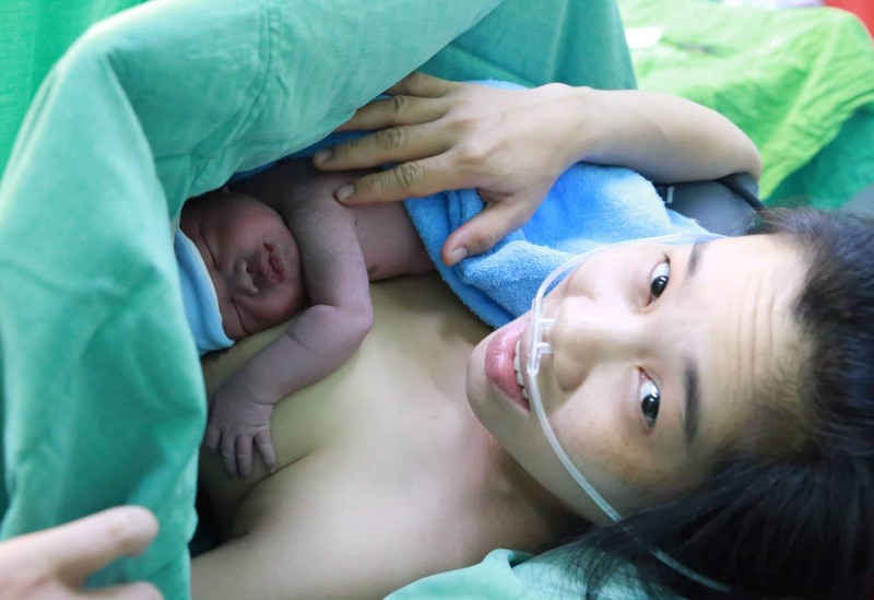 Bác sĩ tất bật giúp 'heo vàng' chào đời đêm giao thừa - ảnh 3