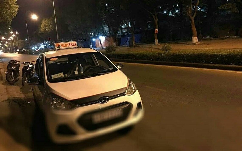 1 tài xế taxi bị khách đâm trọng thương - ảnh 1