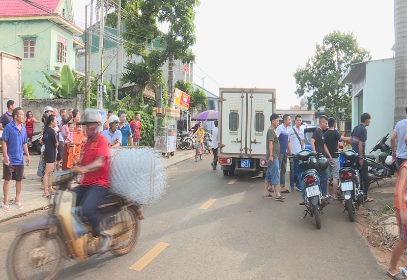 Chơi xóc đĩa bằng phin cà phê và vỏ hạt dưa  - ảnh 1