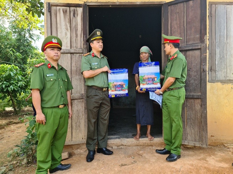 Đắk Nông: Trao hàng trăm suất quà cho học sinh nghèo  - ảnh 4