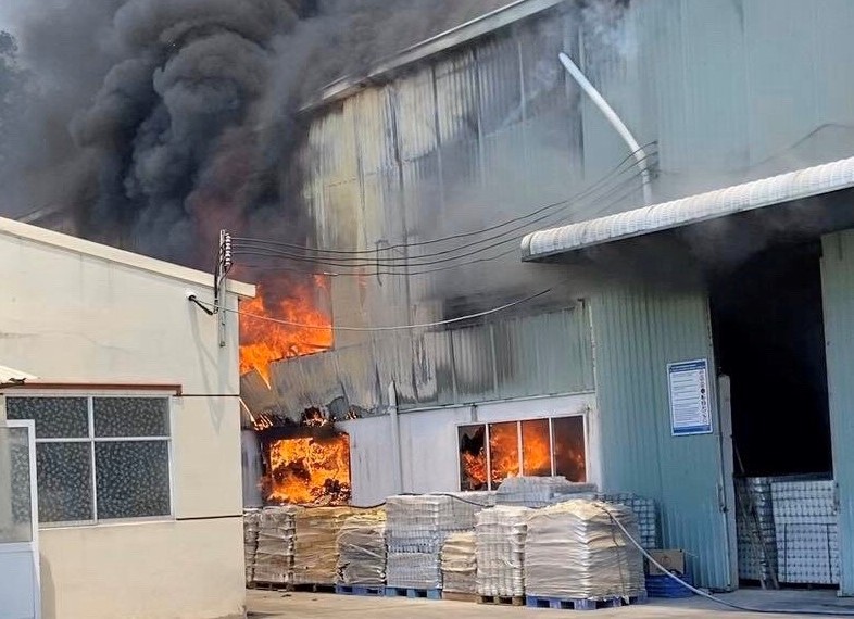 1 công ty sản xuất đồ gốm ở Bình Dương bốc cháy dữ dội - ảnh 1