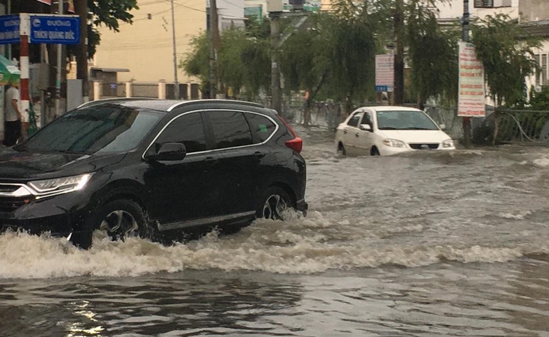 Bình Dương: Mưa đầu mùa khiến nhà sập, đường phố ngập  - ảnh 4