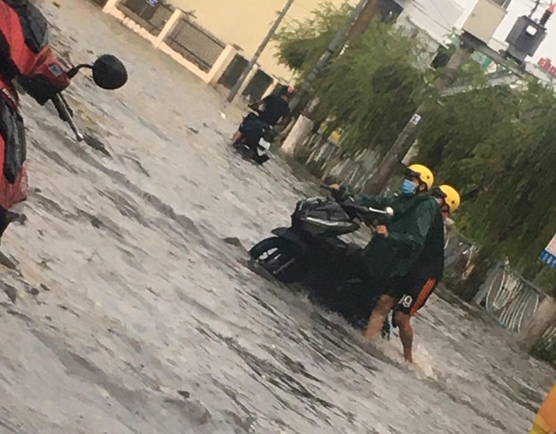 Bình Dương: Mưa đầu mùa khiến nhà sập, đường phố ngập  - ảnh 6