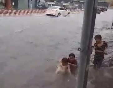 Bình Dương: Mưa đầu mùa khiến nhà sập, đường phố ngập  - ảnh 9