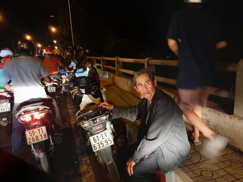 Nửa đêm, người dân vật vã vì kẹt xe trên cầu Phú Cường - ảnh 11
