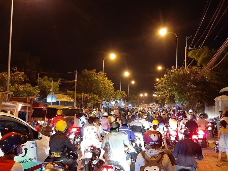 Nửa đêm, người dân vật vã vì kẹt xe trên cầu Phú Cường - ảnh 5