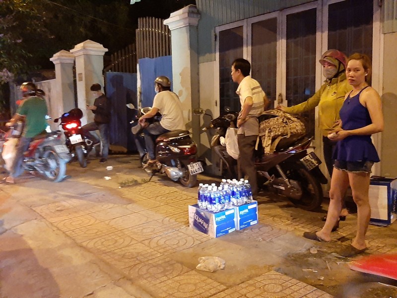 Nửa đêm, người dân vật vã vì kẹt xe trên cầu Phú Cường - ảnh 9