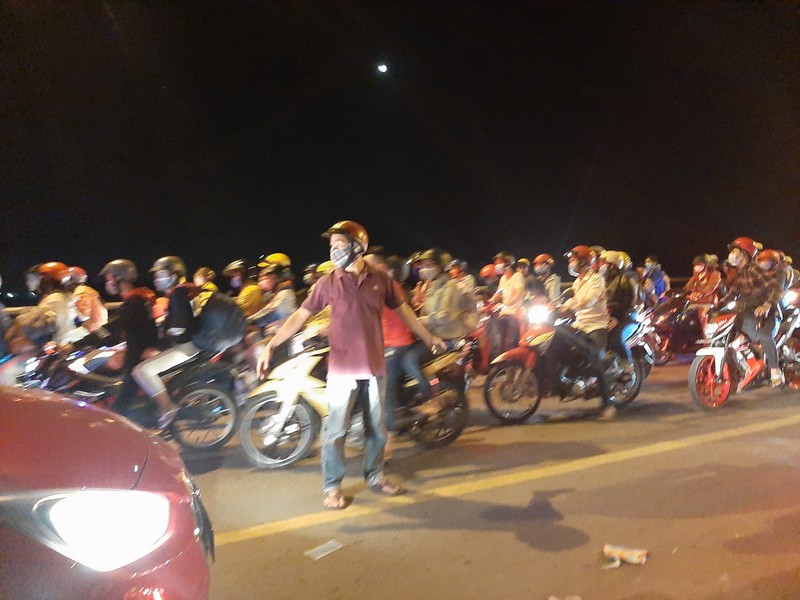 Nửa đêm, người dân vật vã vì kẹt xe trên cầu Phú Cường - ảnh 12