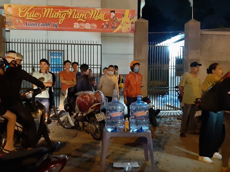 Nửa đêm, người dân vật vã vì kẹt xe trên cầu Phú Cường - ảnh 10