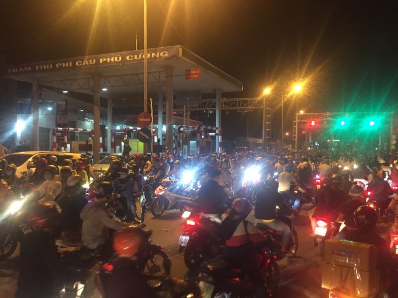 Nửa đêm, người dân vật vã vì kẹt xe trên cầu Phú Cường - ảnh 6