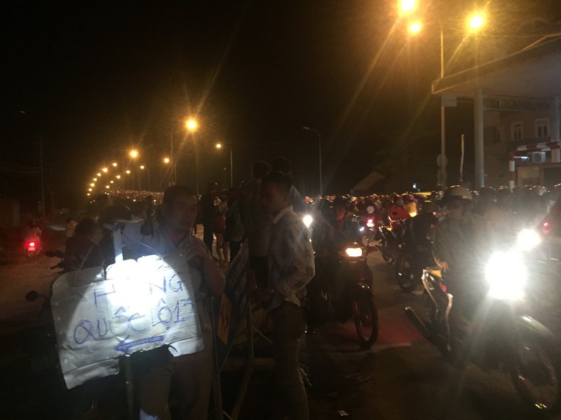 Nửa đêm, người dân vật vã vì kẹt xe trên cầu Phú Cường - ảnh 13