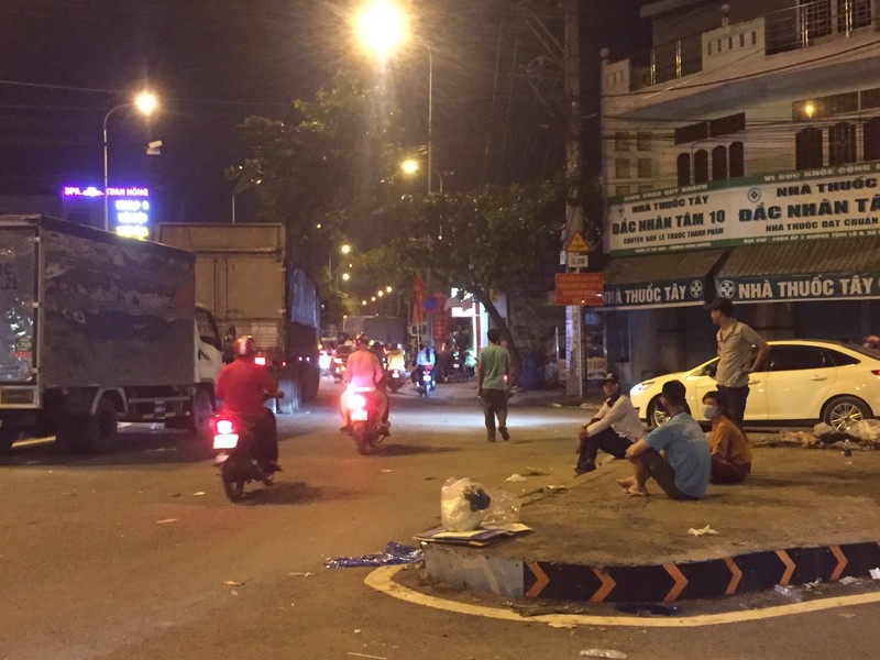 Nửa đêm, người dân vật vã vì kẹt xe trên cầu Phú Cường - ảnh 4