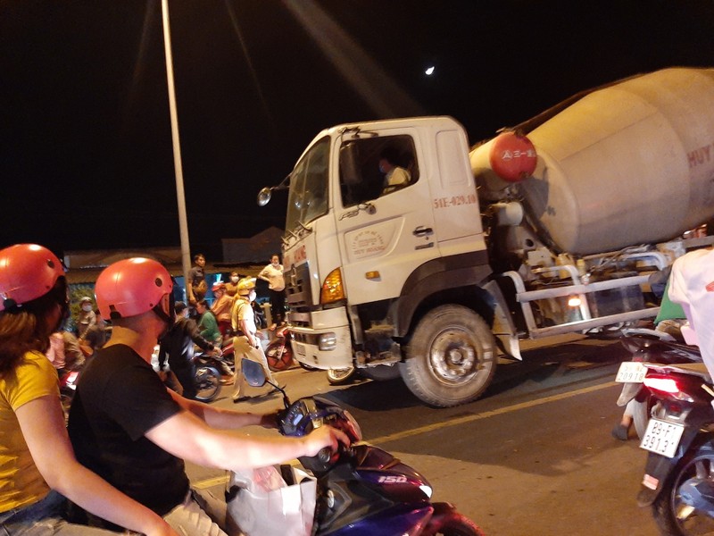 Nửa đêm, người dân vật vã vì kẹt xe trên cầu Phú Cường - ảnh 8