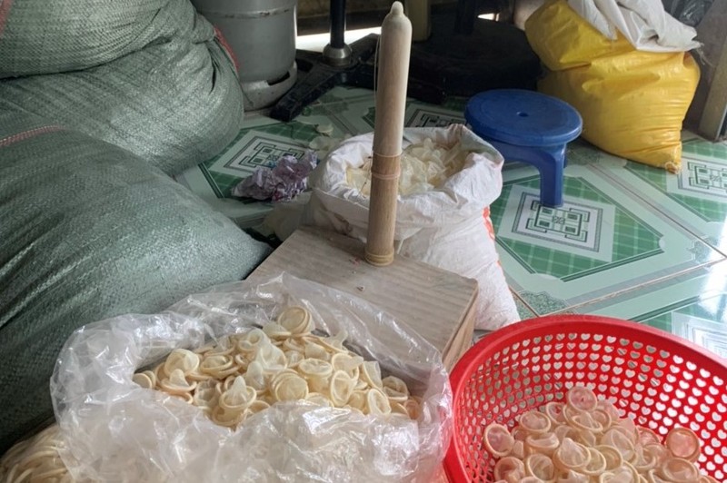 Hàng tạ bao cao su được tái chế tại Bình Dương | NLNL