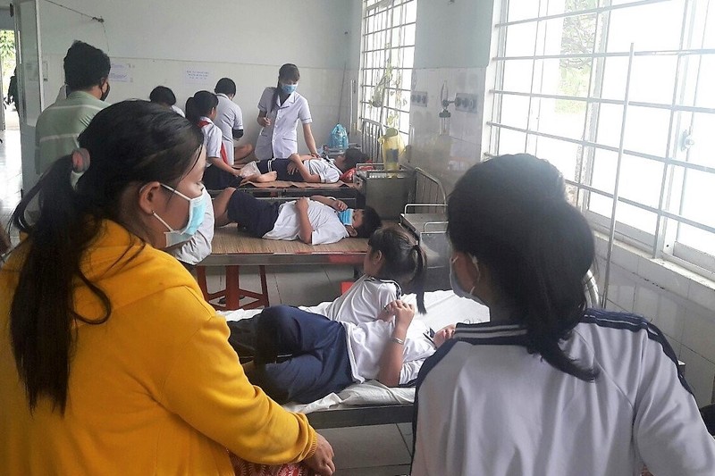  Hàng chục học sinh nhập viện sau khi ăn bánh trung thu - ảnh 1