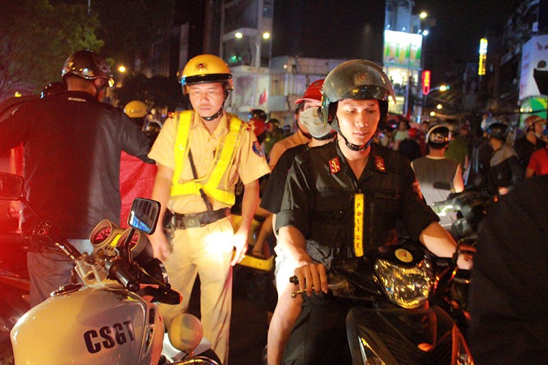3 giờ hàng trăm thanh niên vẫn nẹt pô, thổi kèn cổ vũ - ảnh 4