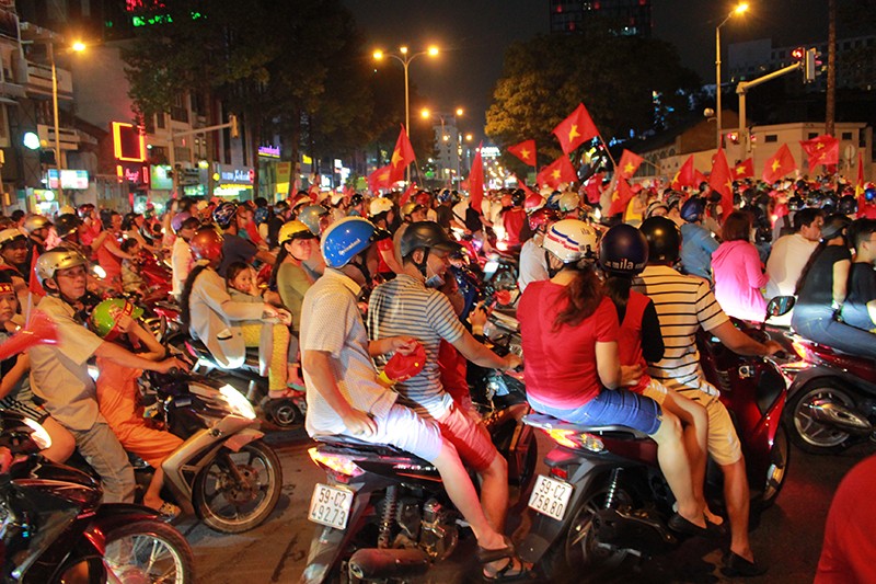 Nhiều tuyến đường Sài Gòn náo loạn vì bão U-23 - ảnh 2