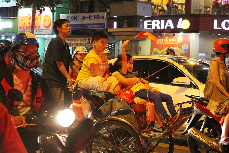 Nhiều tuyến đường Sài Gòn náo loạn vì bão U-23 - ảnh 6