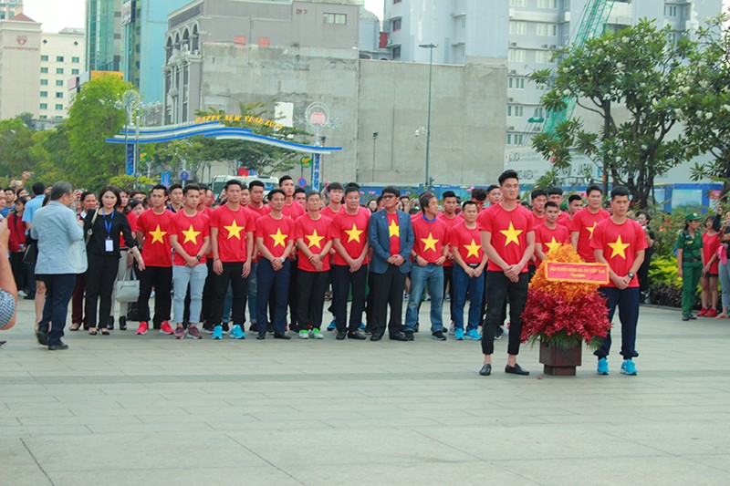 Người hâm mộ vây quanh U-23 ở phố đi bộ Nguyễn Huệ - ảnh 8