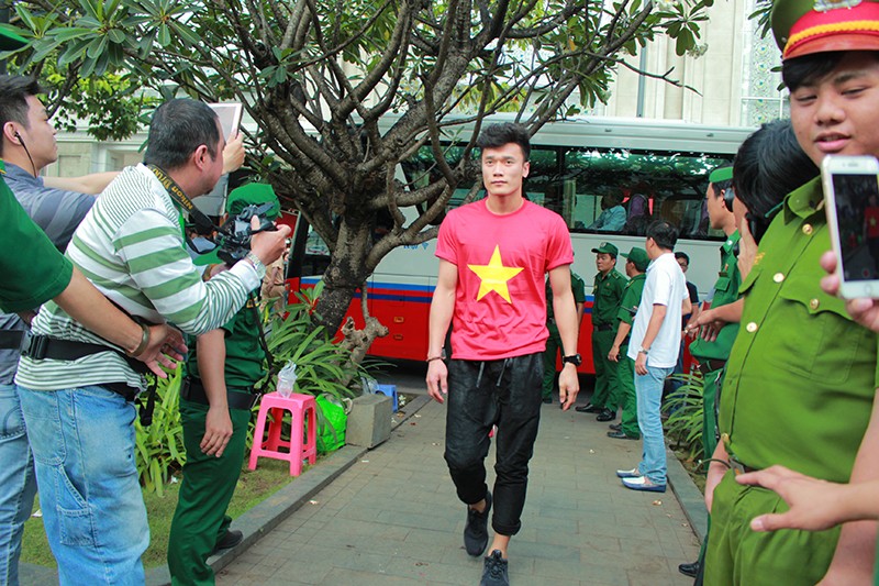 Người hâm mộ vây quanh U-23 ở phố đi bộ Nguyễn Huệ - ảnh 6