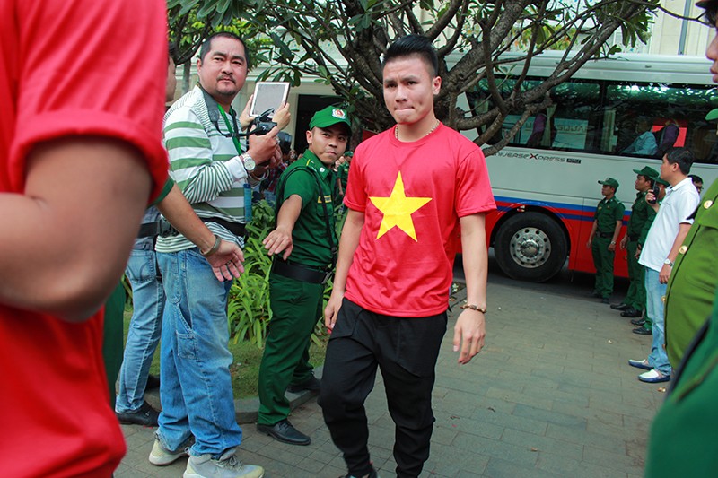 Người hâm mộ vây quanh U-23 ở phố đi bộ Nguyễn Huệ - ảnh 7