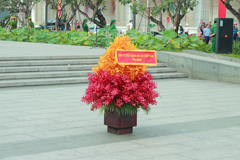 Người hâm mộ vây quanh U-23 ở phố đi bộ Nguyễn Huệ - ảnh 4