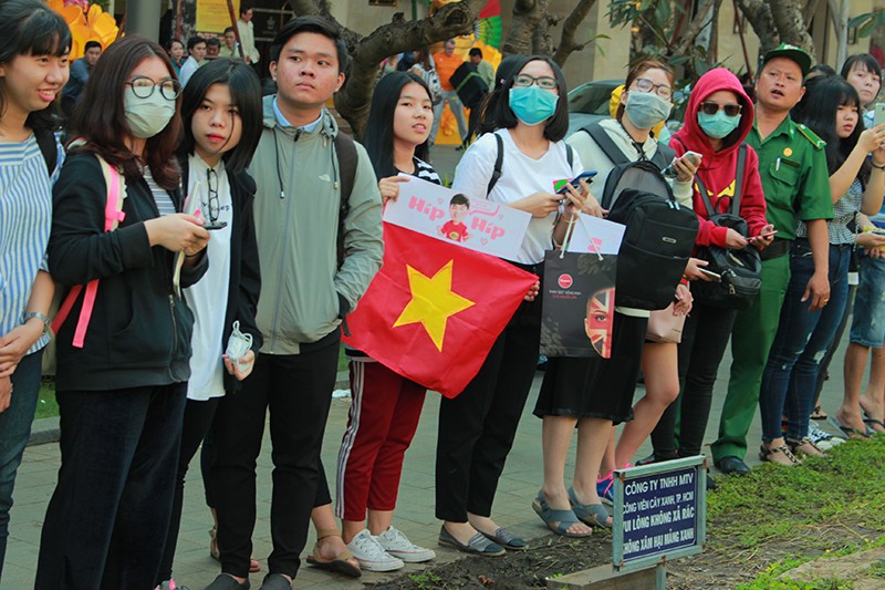 Người hâm mộ vây quanh U-23 ở phố đi bộ Nguyễn Huệ - ảnh 2