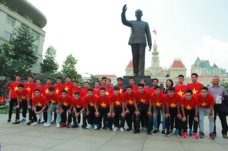 Người hâm mộ vây quanh U-23 ở phố đi bộ Nguyễn Huệ - ảnh 10