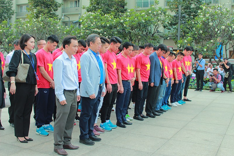 Người hâm mộ vây quanh U-23 ở phố đi bộ Nguyễn Huệ - ảnh 9