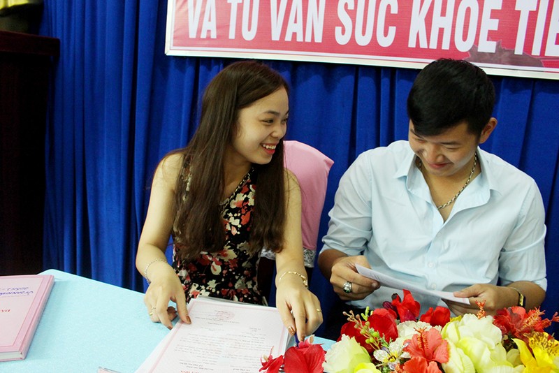 Vợ chồng trẻ rạng rỡ trong buổi lễ đăng ký kết hôn tại phường - ảnh 1
