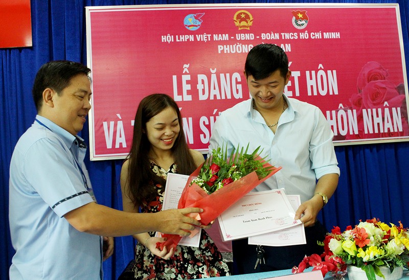 Vợ chồng trẻ rạng rỡ trong buổi lễ đăng ký kết hôn tại phường - ảnh 2
