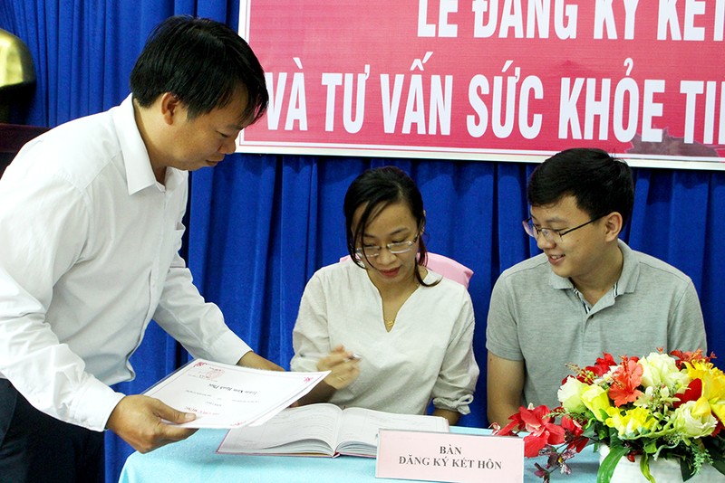 Vợ chồng trẻ rạng rỡ trong buổi lễ đăng ký kết hôn tại phường - ảnh 4