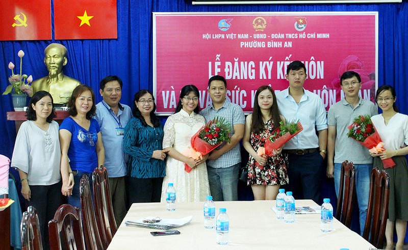 Vợ chồng trẻ rạng rỡ trong buổi lễ đăng ký kết hôn tại phường - ảnh 5