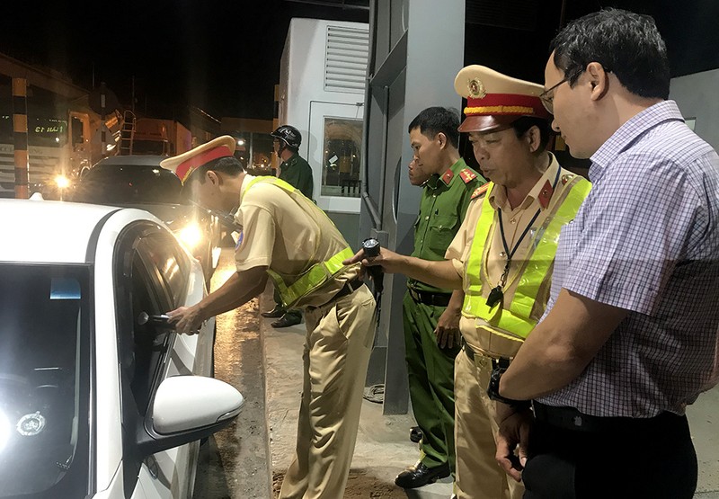Ông Khuất Việt Hùng thị sát việc kiểm tra tài xế… xỉn ở TP.HCM - ảnh 2