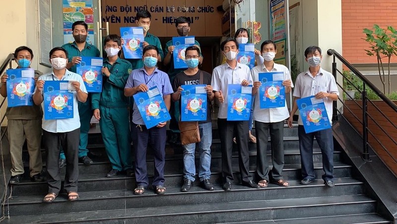 Tờ rơi '12 việc cần làm ngay' đã đến tay người dân TP.HCM - ảnh 1