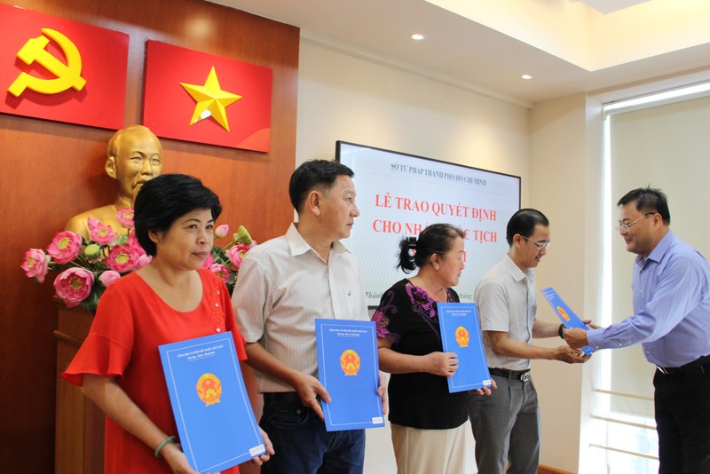 Trao quyết định nhập quốc tịch Việt Nam cho 4 người  - ảnh 1