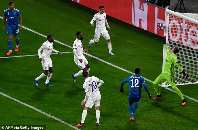 Ronaldo “tịt ngòi”, Juventus thua sốc trước Lyon trên đất Pháp - ảnh 2