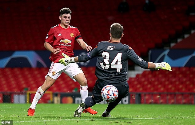 MU tạo ‘mưa gôn’ ở Old Trafford, Chelsea giành vé sớm - ảnh 6