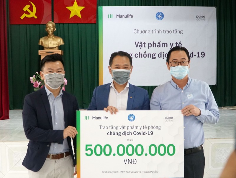 Manulife Việt Nam góp gần 3.5 tỷ đồng cho tuyến đầu chống dịch - ảnh 1