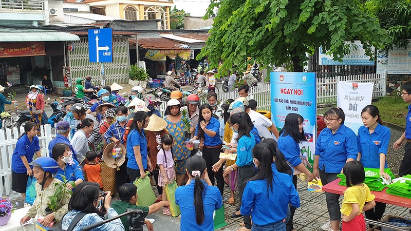 TP.HCM: Nhiều nơi tổ chức đổi rác lấy quà - ảnh 1